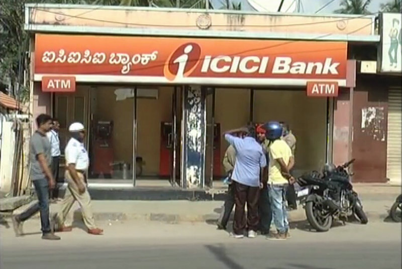 ಎಟಿಎಂಗೆ ತುಂಬಬೇಕಿದ್ದ 18 ಲಕ್ಷ ರೂ. ಕಸಿದು ಪರಾರಿಯಾದ ದುಷ್ಕರ್ಮಿಗಳು ಎಟಿಎಂಗೆ ತುಂಬಬೇಕಿದ್ದ 18 ಲಕ್ಷ ರೂ. ಕಸಿದು ಪರಾರಿಯಾದ ದುಷ್ಕರ್ಮಿಗಳು